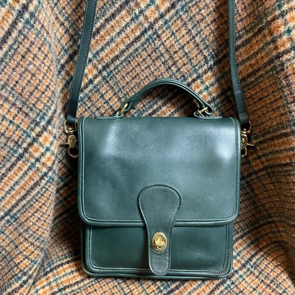 🦋 Coach Green Station Bag. - Picture 6 of 15